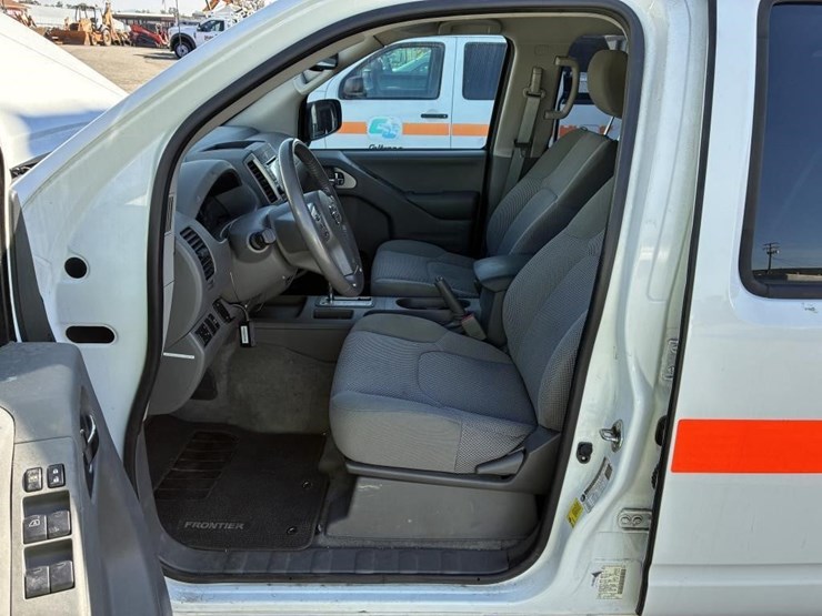 2018-nissan-frontier-sv-image-12