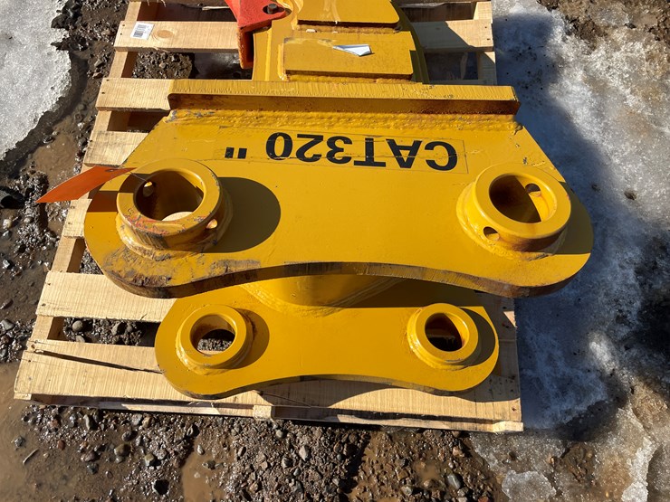 2026-caterpillar-320-image-4