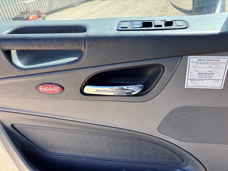 2016-peterbilt-567-image-16