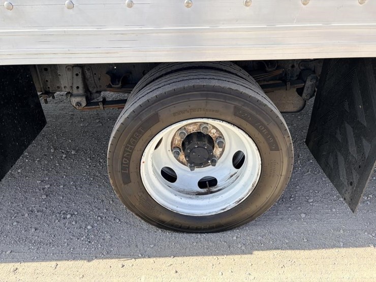 2017-isuzu-nrr-image-12