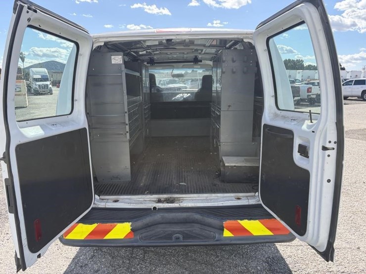 2011-ford-e350-image-13