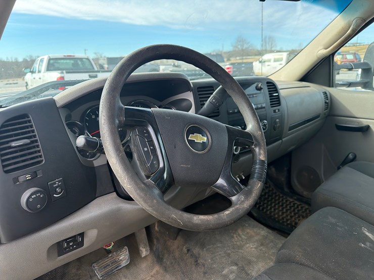 2013-chevrolet-3500-image-15