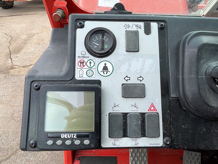 #132-•-2017-skyjack-sj643-telehandler-image-48