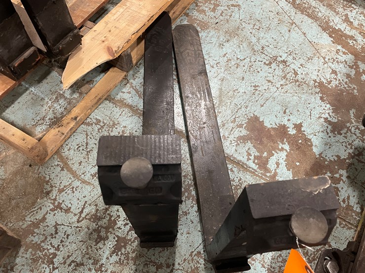 #7671-•-set-of-forklift-pallet-forks-image-3