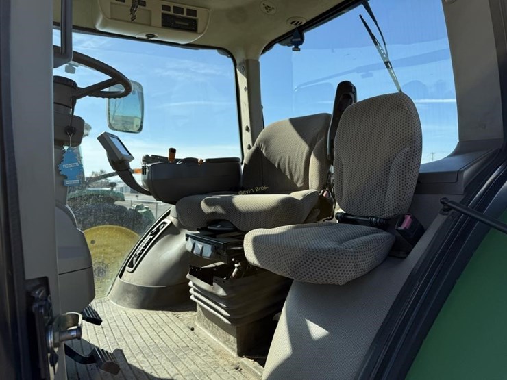 john-deere-8235r-image-16