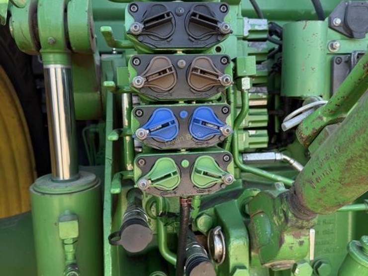 john-deere-8235r-image-5