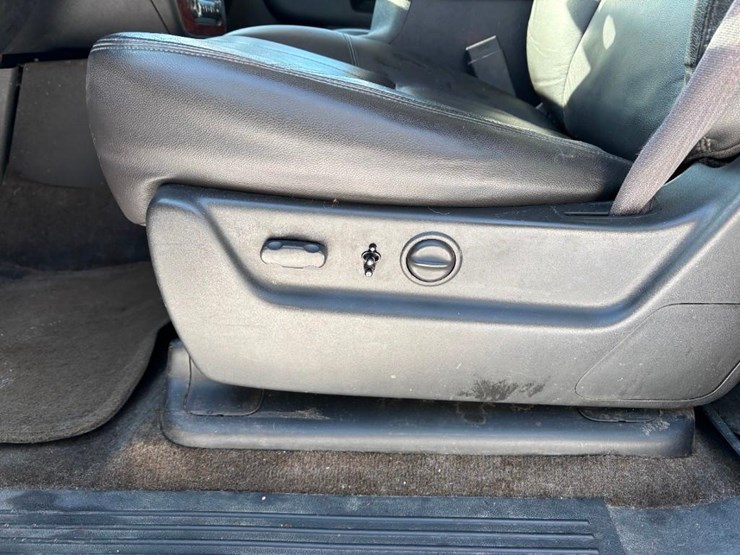 2010-chevrolet-suburban-image-20