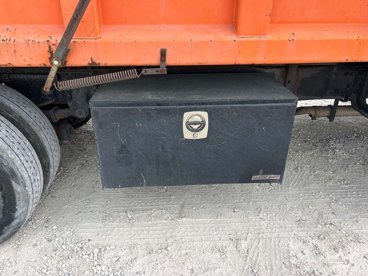 2015-freightliner-m2-106-image-47