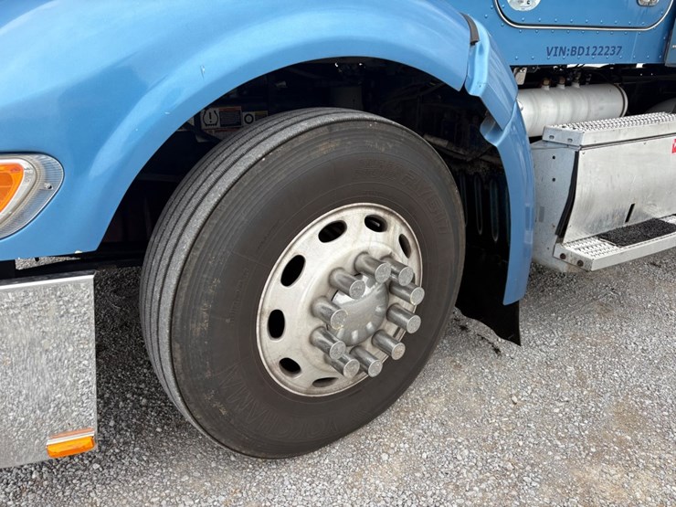 2011-peterbilt-386-image-10