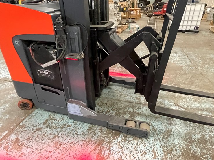 #221-•-2012-toyota-electric-ride-on-reach-truck-image-22