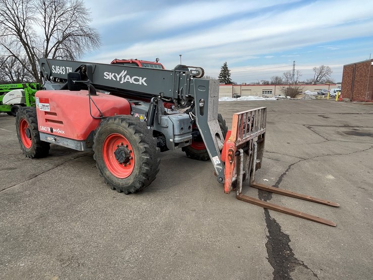 #133-•-2017-skyjack-sj643-telehandler-image-3