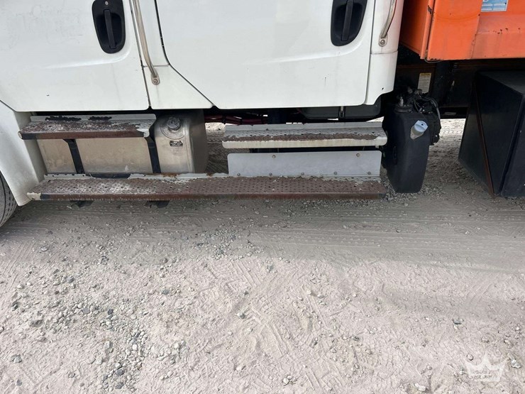 2015-freightliner-m2-106-image-41