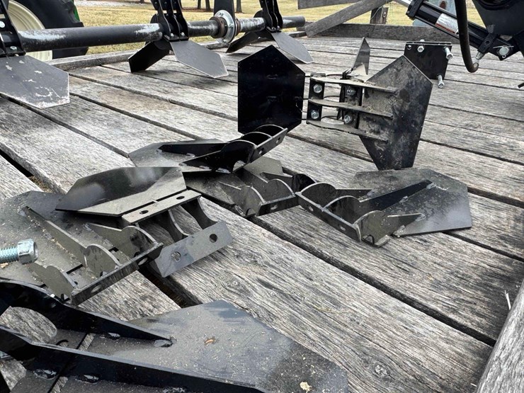 2023-hawken-corn-reel,-hydraulic-fore/aft-&-raise/lower,-only-used-on-100-acres-image-7