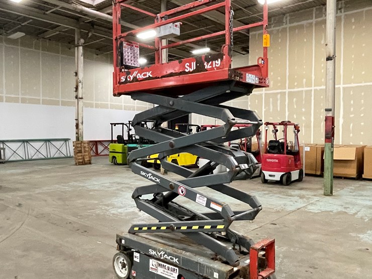 #206-•-2016-skyjack-scissor-lift-image-26