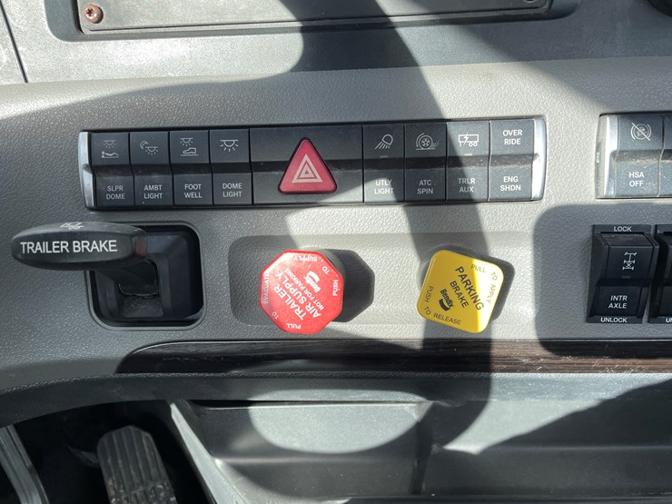 #1460-•-2022-freightliner-truck-tractor-(has-mn-title)-image-25