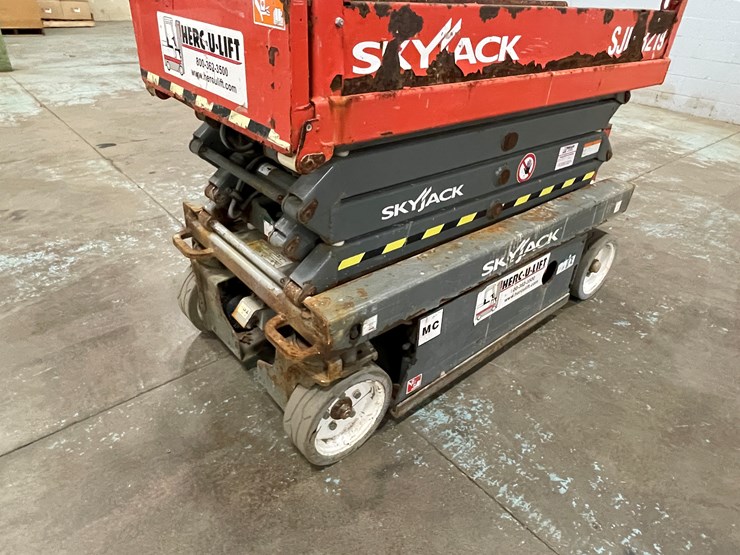 #206-•-2016-skyjack-scissor-lift-image-10