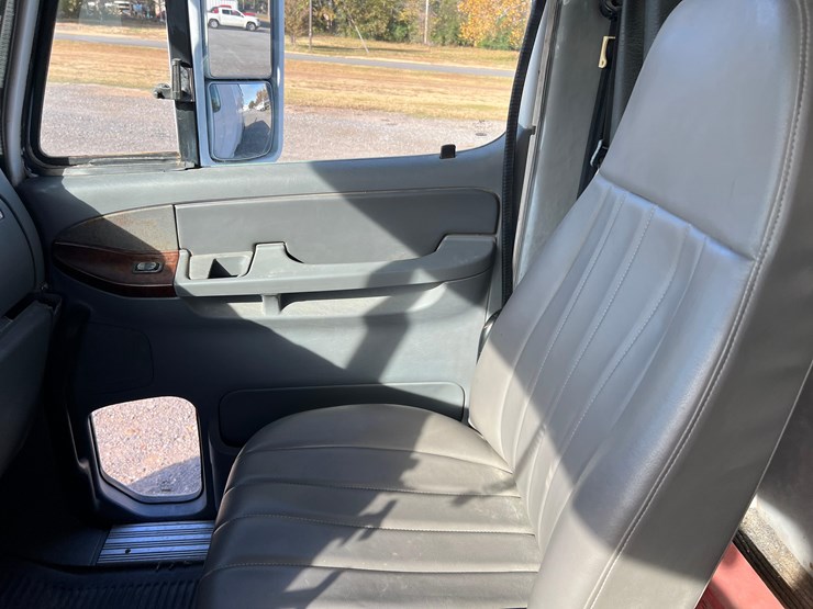 2006-freightliner-auger-truck-image-65