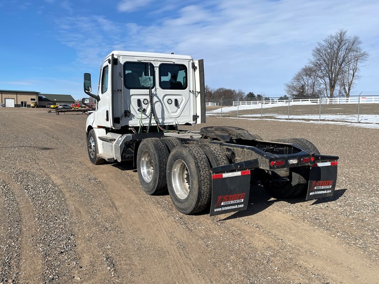 #1460-•-2022-freightliner-truck-tractor-(has-mn-title)-image-3