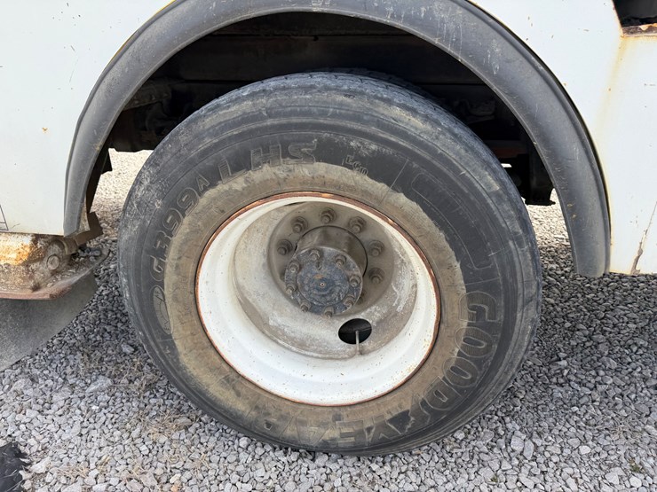 2002-freightliner-fl70-image-10