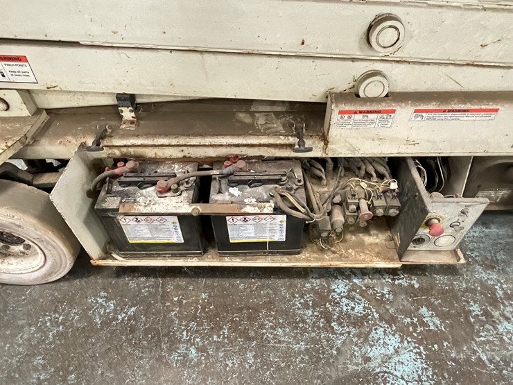 #204-•-terex-ts26-electric-scissor-lift-image-13