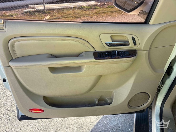 2011-cadillac-escalade-image-14