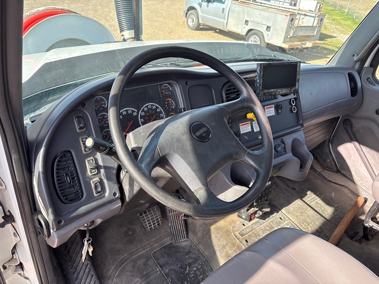 2016-freightliner-114sd-image-42