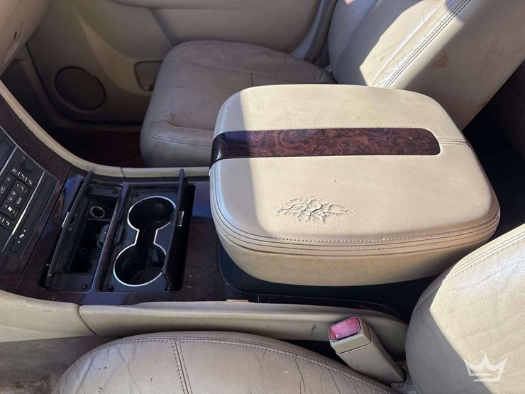 2011-cadillac-escalade-image-19