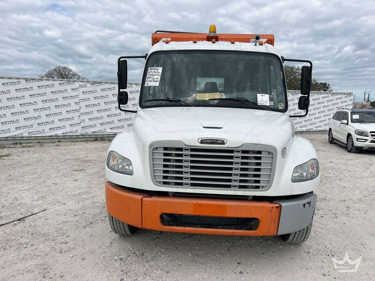 2015-freightliner-m2-106-image-57