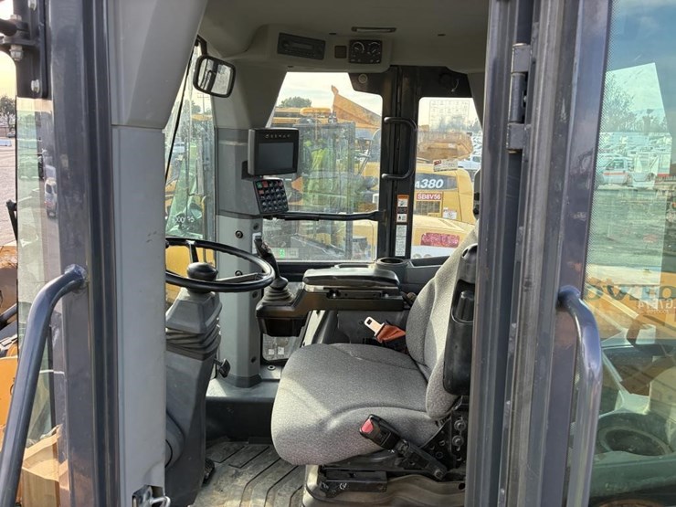 2019-deere-624l-image-14