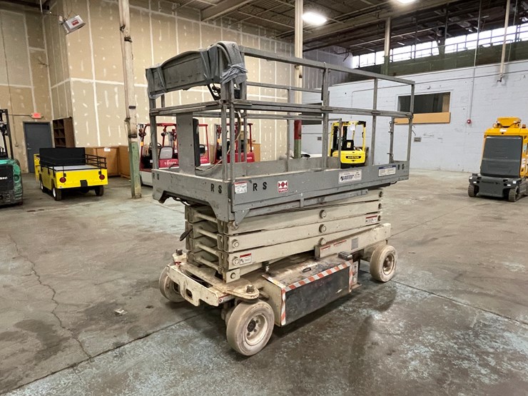 #204-•-terex-ts26-electric-scissor-lift-image-1