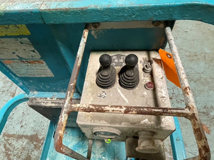 #203-•-2012-en-environment-electric-track-scissor-lift-image-21