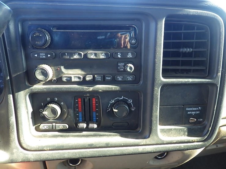 2004-chevrolet-3500-image-17