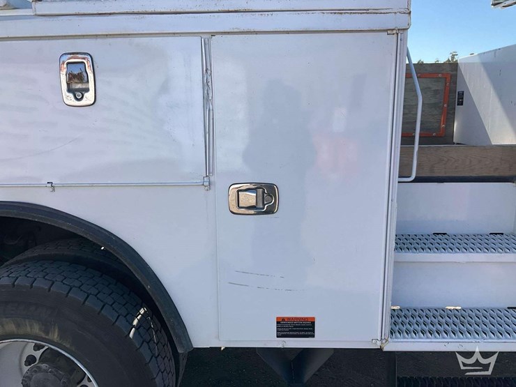 2024-freightliner-m2-106-image-32