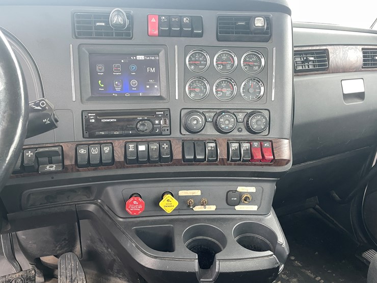 2022-kenworth-t680-image-40