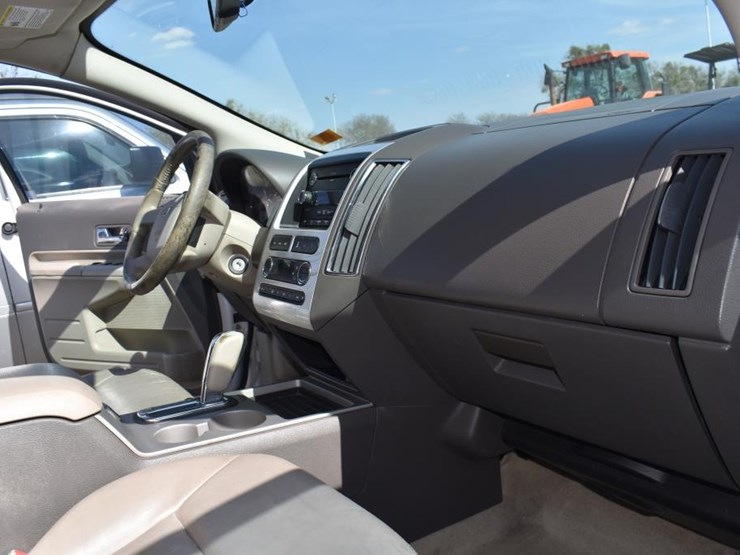 2010-ford-edge-image-13