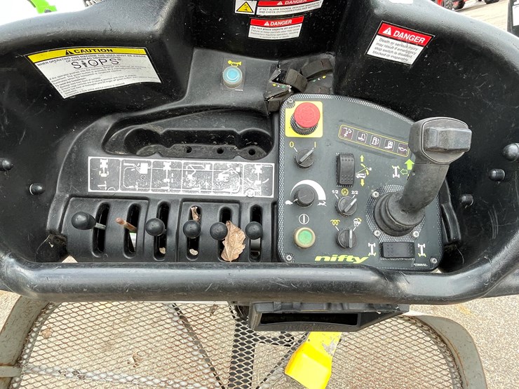 #4221-•-nifty-sd64-4x4x4-telescopic-boom-lift-image-12