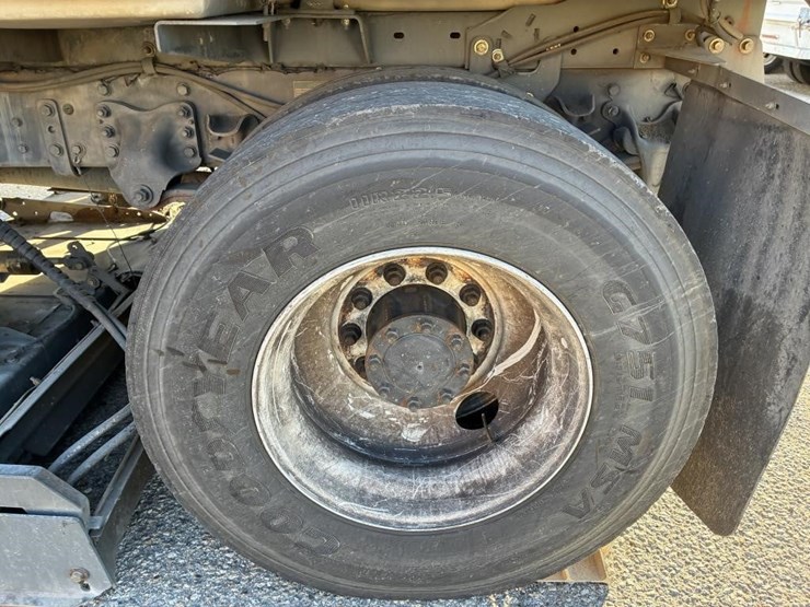 2010-freightliner-m2-106-image-6