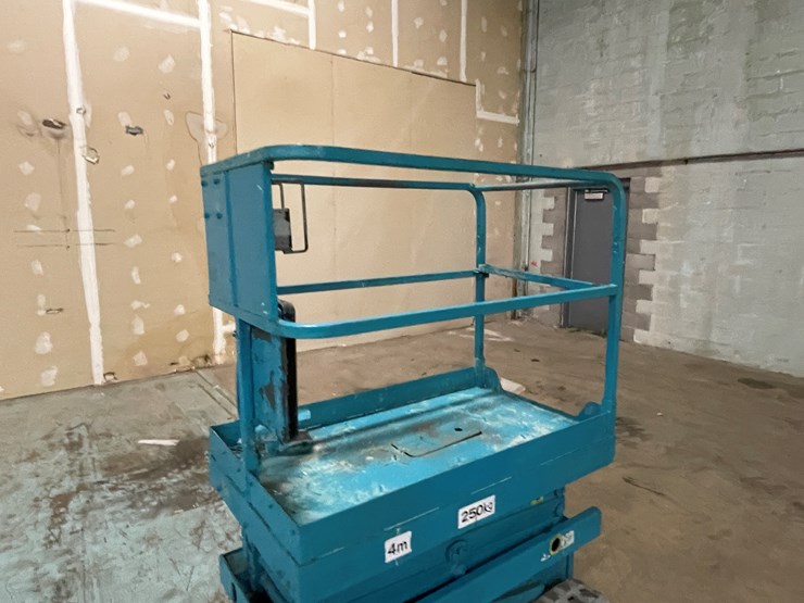 #203-•-2012-en-environment-electric-track-scissor-lift-image-8