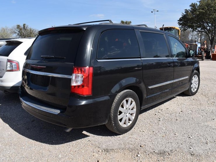 2015-chrysler-town-&-country-image-5