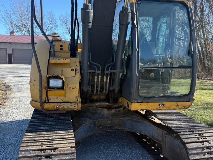 2012-deere-135d-image-8