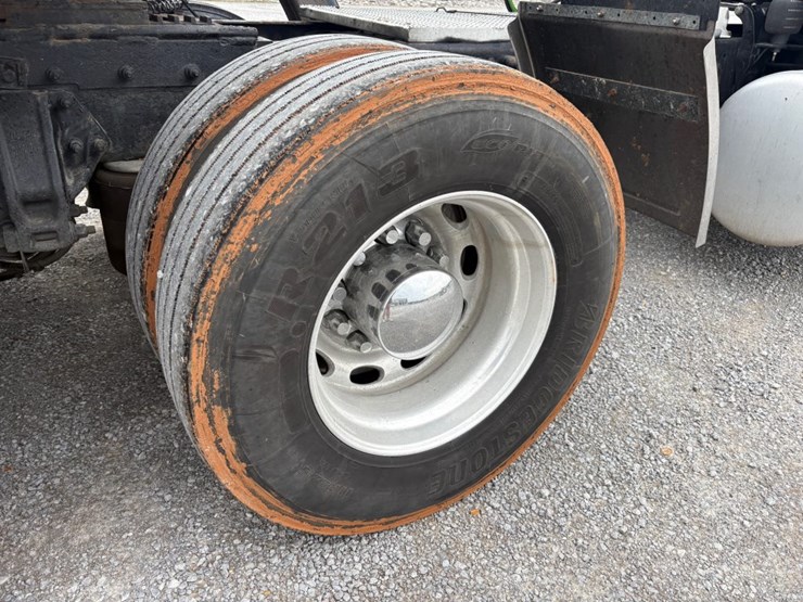 2011-peterbilt-386-image-8