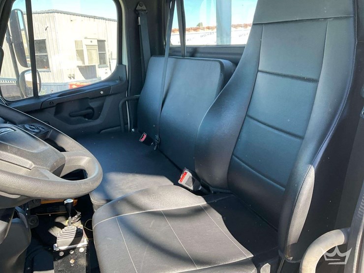 2024-freightliner-m2-106-image-24