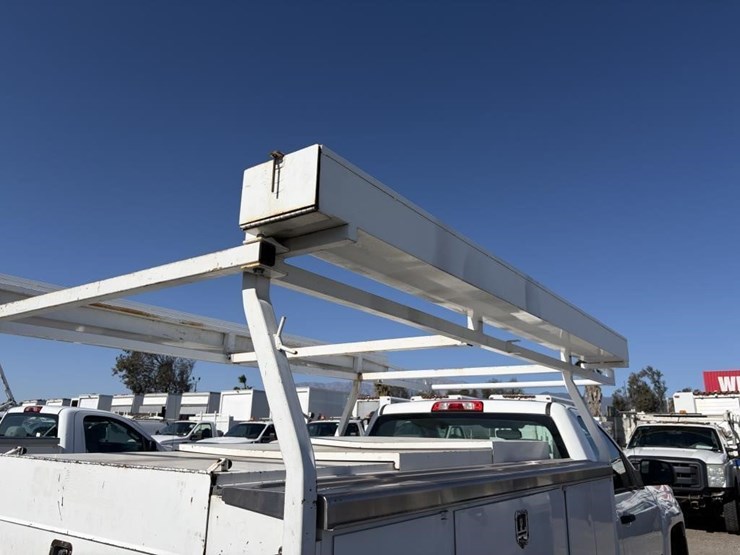 2017-chevrolet-2500-image-25