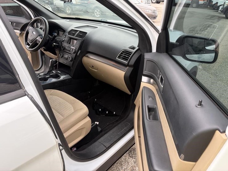 2016-ford-explorer-image-11