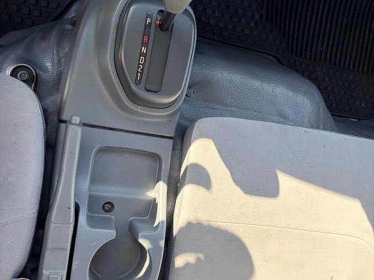 2017-isuzu-nrr-image-16