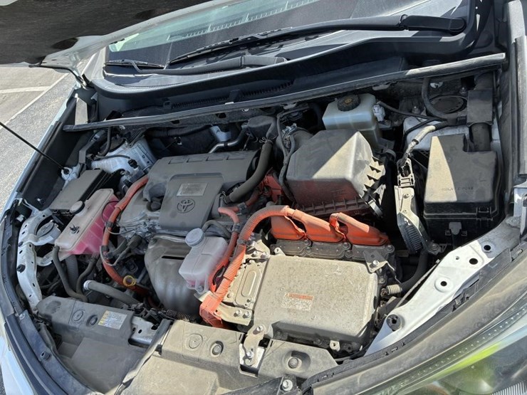 2016-toyota-rav4-image-6