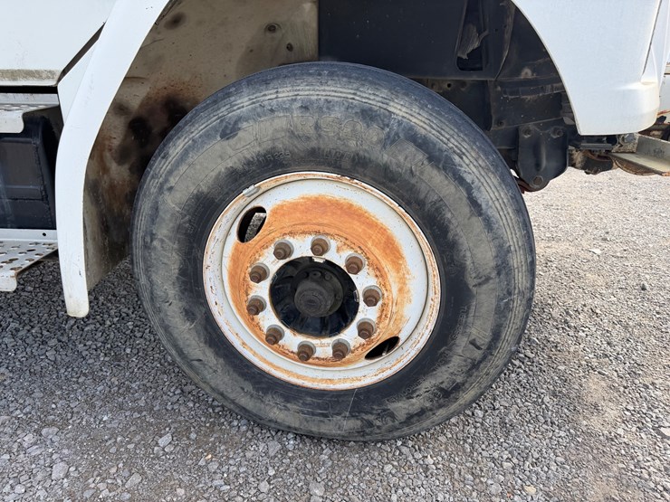 2002-freightliner-fl70-image-9