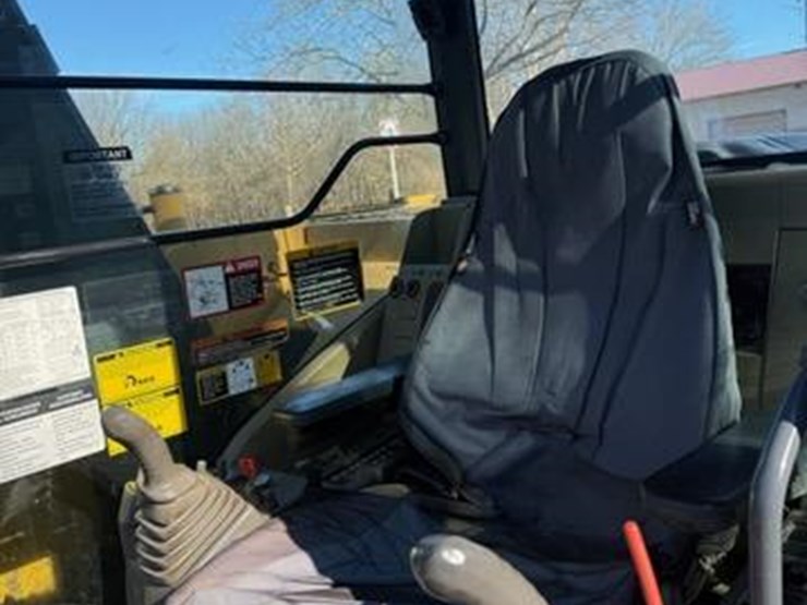 2012-deere-135d-image-15