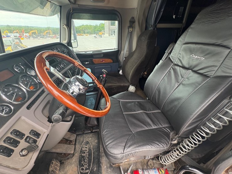 2011-peterbilt-386-image-16