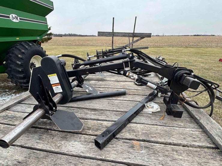 2023-hawken-corn-reel,-hydraulic-fore/aft-&-raise/lower,-only-used-on-100-acres-image-2